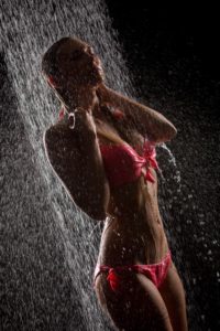 Foto: Wolfgang Fricke | Model: Miriam | aus einem Shooting mit dem neuen Wasserbecken & Dusche